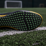 Qual solado society dura mais em grama sintética abrasiva?