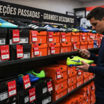 Vale a pena comprar chuteira de coleção passada em outlet?