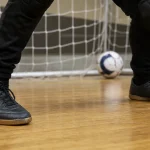 Chuteira de futsal para goleiro: quais características comparar?