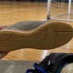Como escolher chuteira de futsal: solado, ajuste e quadra
